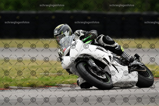 25bt02-1550 | markuskiefer.com - Realisiert mit Pictrs.com