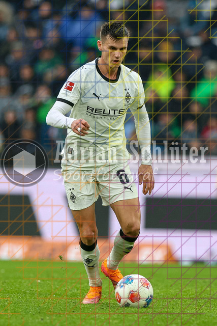 Borussia Mönchengladbach vs FC Bayern München - Bundesliga  | Mönchengladbach, Deutschland, 25.10.25:   Yannik Engelhardt (Borussia Mönchengladbach) in Aktion am Ball, Einzelaktion waehrend des Spiels der Bundesliga zwischen Borussia Mönchengladbach vs FC Bayern München im Stadion im Borussia Park(Foto von Brauer-Fotoagentur / Adrian Schlueter)