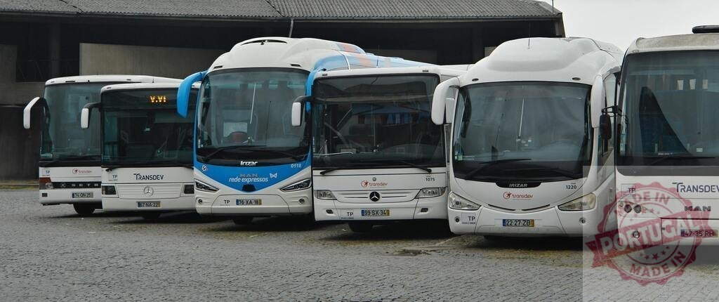 Transdev coaches fleet parked at a Portugal depot | Coaches and buses from Transdev Group parked at an outdoor bus depot, illustrating public transport - Realisiert mit Pictrs.com