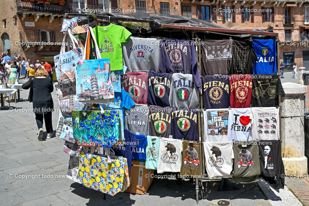 Italien_ Toscana_ Siena_ 27.05.2024-43 | 27.05.2024, Italien, ITA, Toskana, Siena im Bild Stadtansichten, Gebäude, Architektur, Touristen, Historisch, Souvenier, Piazza Del Campo, Dom von Siena


Siena ist Hauptstadt der Provinz Siena und gilt als eine der schönsten Städte der Toskana und Italiens. Die historische Altstadt gehört seit 1995 zum UNESCO-Welterbe. 

