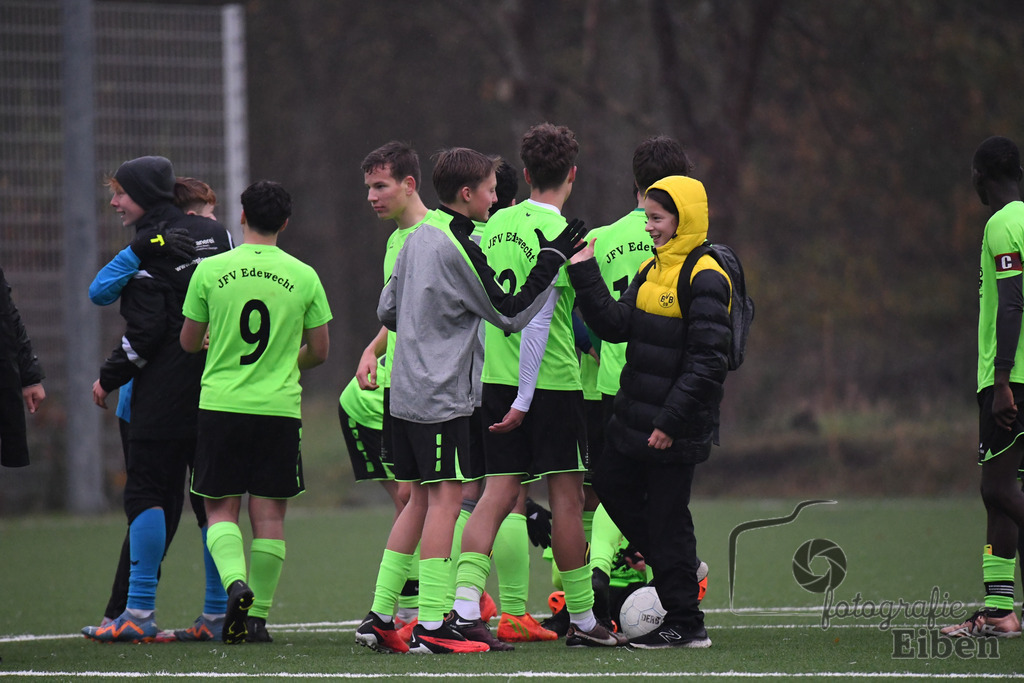 JFV Edewecht-Osnabrücker SC | C-Jugend Landesliga; JFV Edewecht (grün)-Osnabrücker SV (rot) am 18.11.2023; in Edewecht (Sportanlage Göhlenweg), Photo: Philip Eiben 2023 - Realisiert mit Pictrs.com