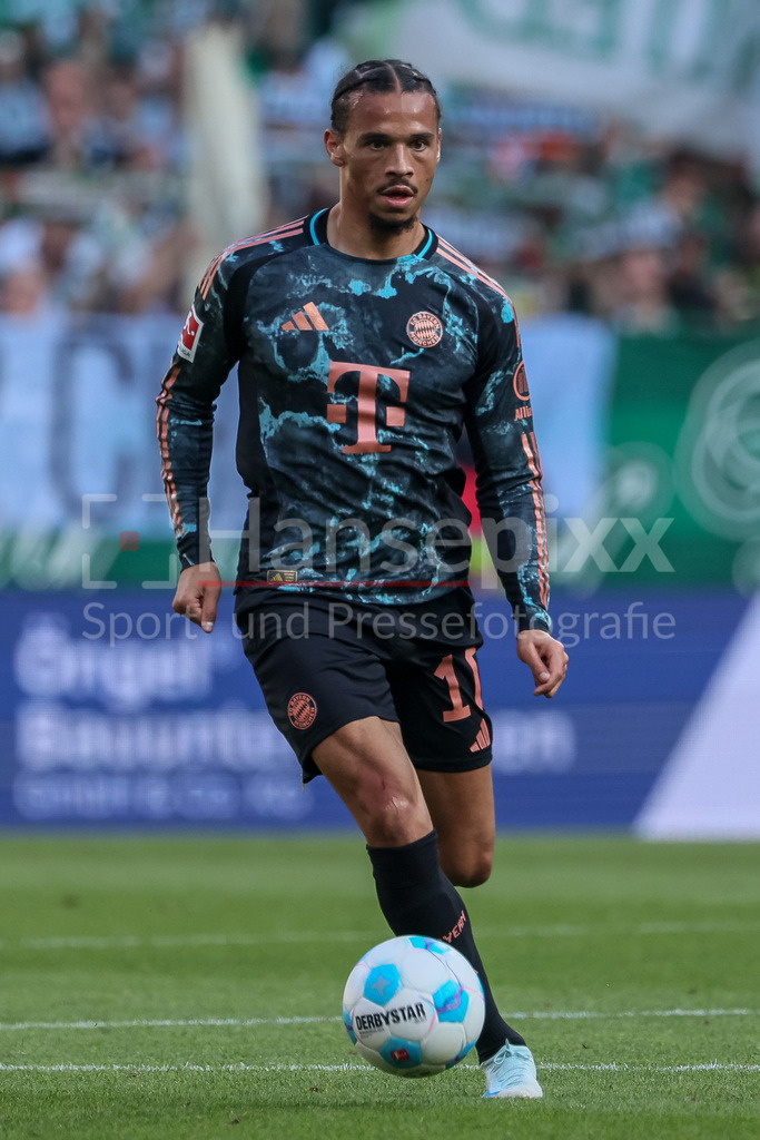 Fussball, Bundesliga, SV Werder Bremen - FC Bayern München | v.li.: Leroy Sane (FC Bayern München, 10) am Ball, Freisteller, Einzelbild, Ganzkörper, Aktion, Action, Spielszene, DIE DFL-RICHTLINIEN UNTERSAGEN JEGLICHE NUTZUNG VON FOTOS ALS SEQUENZBILDER UND/ODER VIDEOÄHNLICHE FOTOSTRECKEN. DFL REGULATIONS PROHIBIT ANY USE OF PHOTOGRAPHS AS IMAGE SEQUENCES AND/OR QUASI-VIDEO.