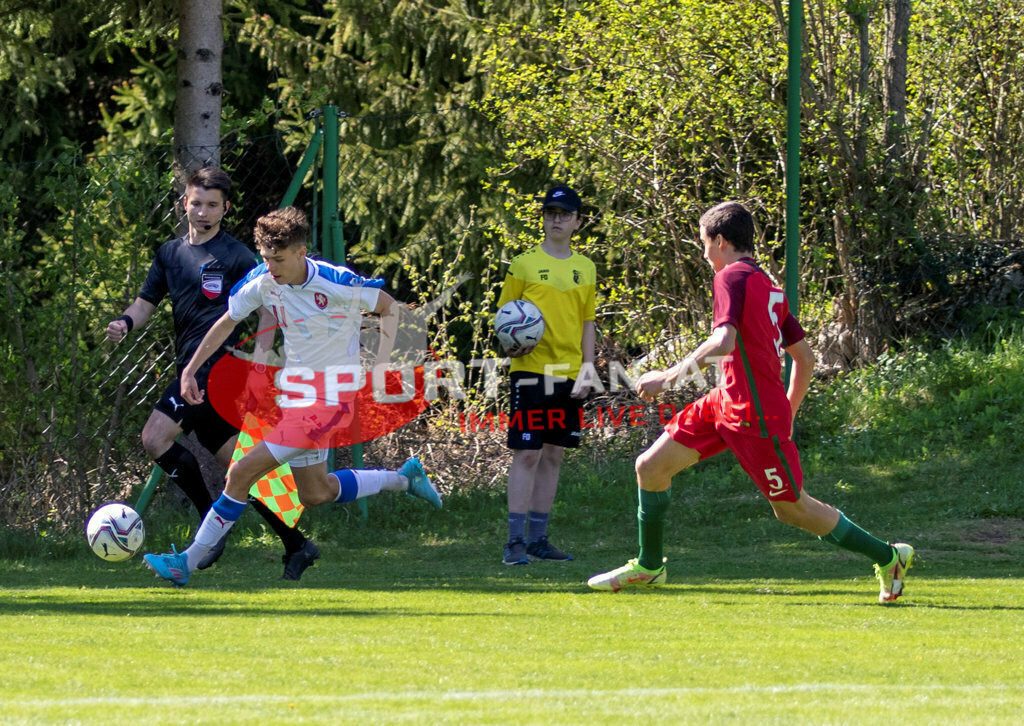 Portugal  U15 -Czech Republic U15 | FRANTISEK KAMENIK (Czech Republic #11) MATHIAS BODNER (Assistant Referee) JOÃO CAPUCHO (Portugal #5) ; Portugal  U15 -Czech Republic U15 am 29.04.2022 in Arnoldstein
(Sportplatz), AUSTRIA, (Photo by Ernst Krawagner sport-fan.at) - Realisiert mit Pictrs.com