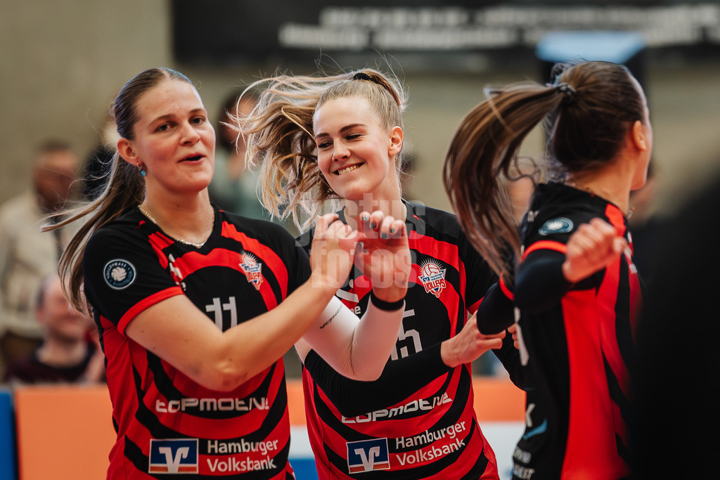 Volleyball | Frauen | Saison 2025/2026 | Volleyball Bundesliga | ETV Hamburger Volksbank Volleys vs. Schwarz-Weiß Erfurt | 15.02.2026 | v.l. Svea Frobel (#11, ETV Hamburger Volksbank Volleys), Alexa Sophie Thaden (#15, ETV Hamburger Volksbank Volleys) und Kathleen Weiß (#13, ETV Hamburger Volksbank Volleys)
