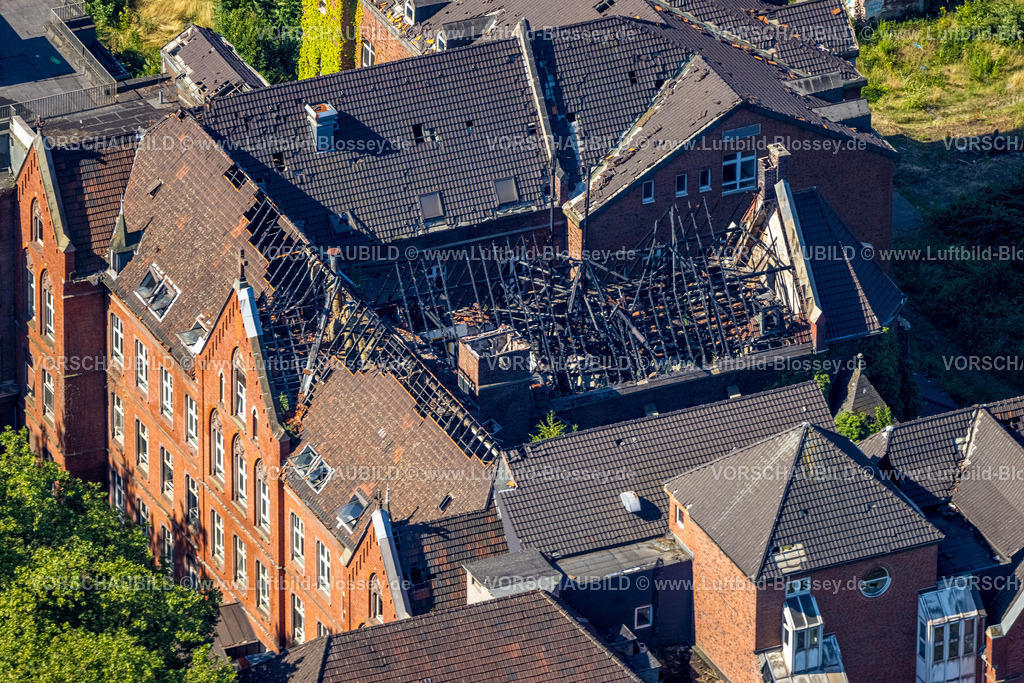 Duisburg230706539 | Luftbild, Ehemaliges St. Barbara Hospital mit Brandschäden am Dachstuhl, Neumühl, Duisburg, Ruhrgebiet, Nordrhein-Westfalen, Deutschland