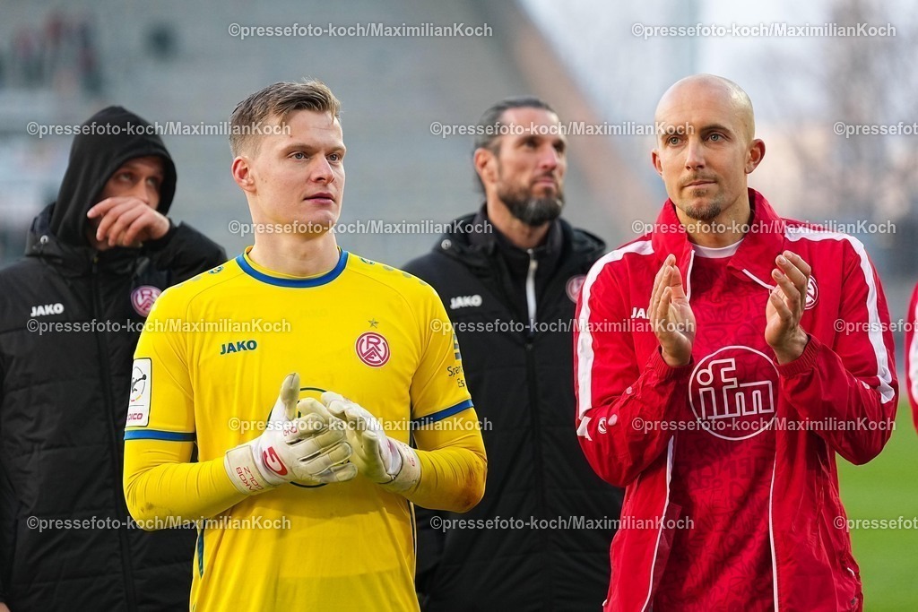 xYDRx24012601088 | 24.01.2026, xydrx, Fußball, 3.Liga, Rot-Weiss Essen - TSV Havelse, Saison 2025 2026, Stadion an der Hafenstraße: Jakob Golz (Rot-Weiss Essen #1) und Tobias Kraulich (Rot-Weiss Essen #33) freuen sich über den Sieg    DFB regulations prohibit any use of photographs as image sequences and or quasi-video. Photo: xYannisxDreimannxPressefotoKochx