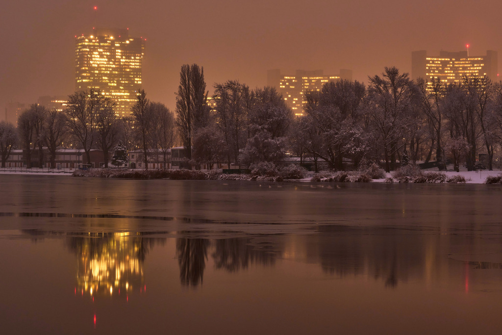 Blick auf die Skyline der Donaucity im Abendlicht | Wien, Austria - December 09, 2021: Blick auf die Skyline der Donaucity mit Alter Donau im Abendlicht. - Realisiert mit Pictrs.com