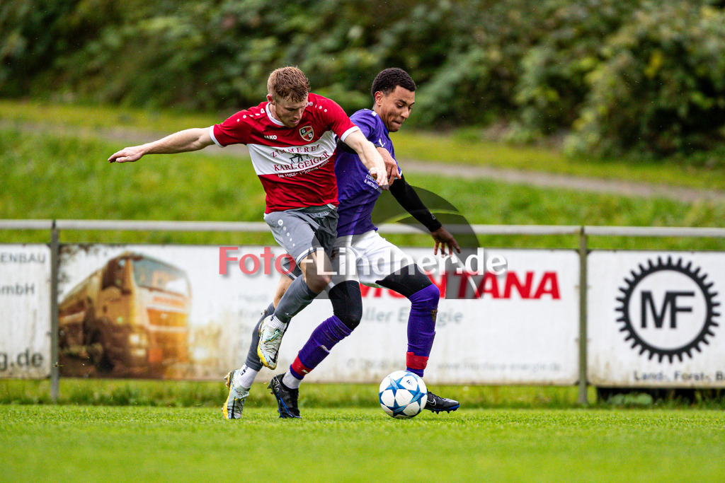 SG Hungerbach gegen FC Wildsteig/Rottenbuch | Fußball Kreisliga Herren Oberbayern Zugspitze Gruppe 1 2024/25, SG Hungerbach gegen FC Wildsteig/Rottenbuch, 20241005,Zweikampf zwischen Lenny PETRISIC (SG Hungerbach 18) und Roman LEITNER (FC Wildsteig/Rottenbuch 5),2024-10-05 in Huglfing (Sportpark Huglfing), Lenny PETRISIC (SG Hungerbach 18), Roman LEITNER (FC Wildsteig/Rottenbuch 5)Copyright: WolfgangxLindner www.foto-lindner.de