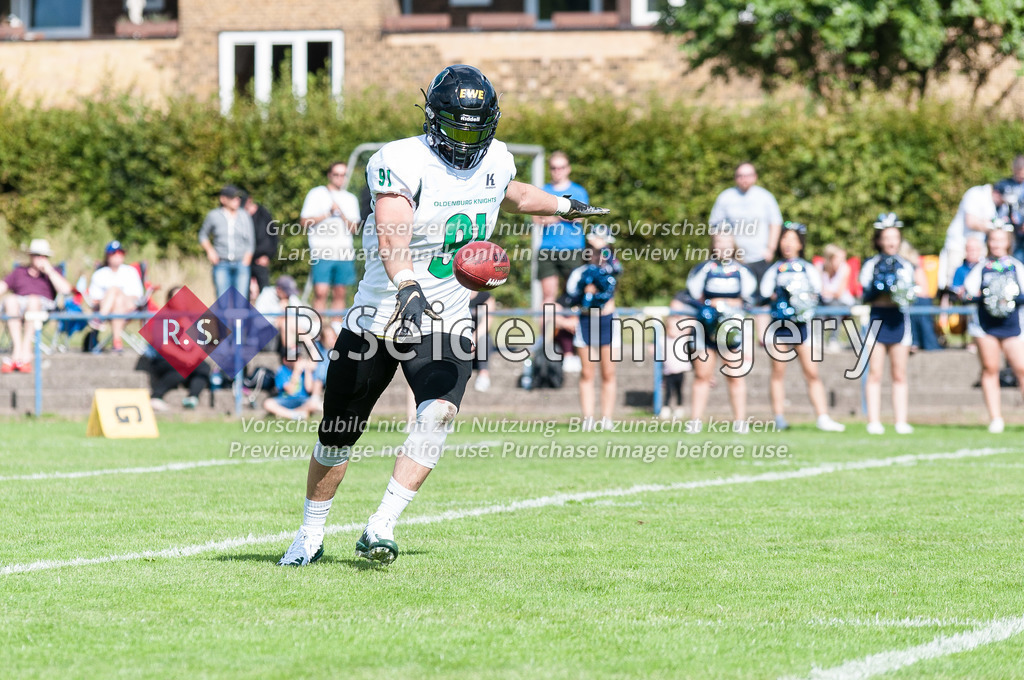 American Football, Saison 2022, Regionalliga Nord, Hamburg Blue Devils - Oldenburg Knights, Dr.-Hermann-Schnell-Sportplatz (Hamburg), 06.08.2022, 07. Gameweek | Jannik Birk (#91, Oldenburg, LB)