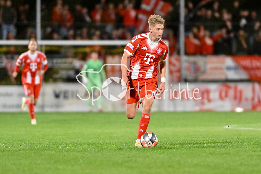 DJK Vilzing - FC Bayern Amateure | am Ball Anton HEINZ (FC Bayern Muenchen II 9) / Einzelfoto / Freisteller / Regionalliga Bayern: DJK Vilzing - FC Bayern Amateure; Manfred-Zollner Stadion am 23.09.2025