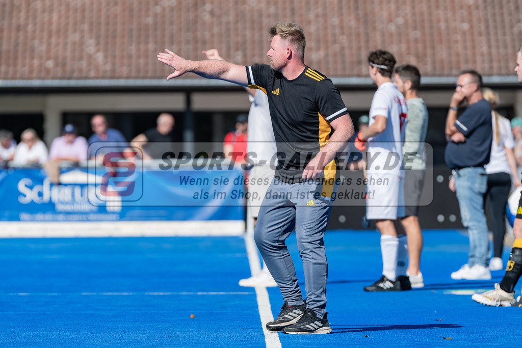 HK_20231001_105011 | 1.Bundesliga Herren Crefelder HTC - Harvestehuder THC am 1.10.2023 CHTC, Krefeld , Tomasz Laskowski ( Trainer Harvestehuder THC )