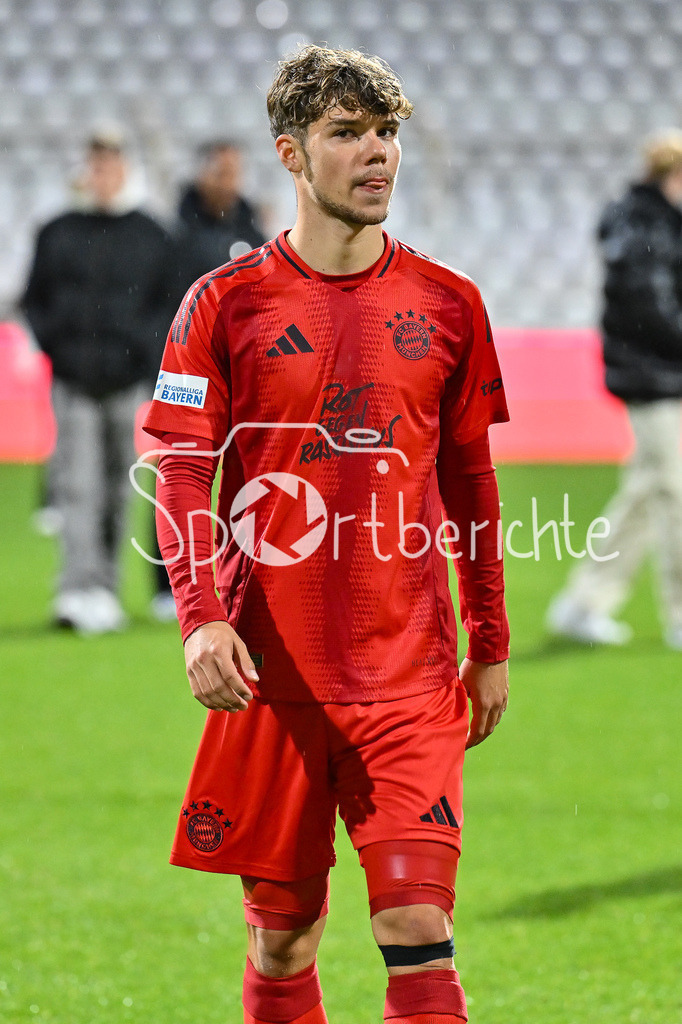 FC Bayern Amateure - TSV Buchbach | ein bedienter Maximmilian WAGNER (FC Bayern München II #17) auf dem Weg in die Kabine / Regionalliga Bayern: FC Bayern München II - TSV Buchbach, Gruenwalder Stadion am 27.09.2024