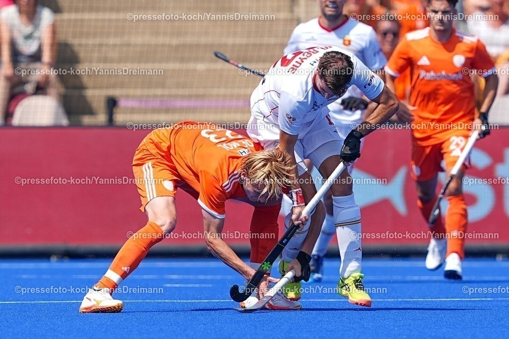 xydrx09082502010 | 09.08.2025, xydrx, Herren EuroHockey Championship 2025, Gruppenphase, Gruppe a, Niederlande - Spanien, Sparkassenpark Mönchengladbach: Joep de Mol (NED #23) im Zweikampf gegen Marc Reyne (ESP #12)