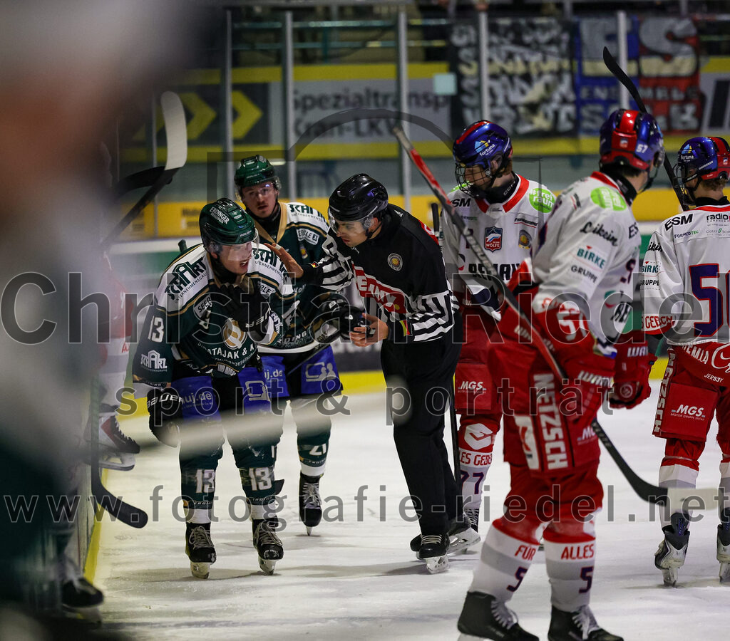 2026-01-18_129_TSV_Erding_gegen_Selber_Woelfe | Erding, Deutschland, 18.01.2026:Eishockey, Oberliga Süd 2025 / 2026, 38. Spieltag, TSV Erding gegen Selber Wölfe, Endergebnis: 2:3 n.V.Björn Salhi (Erding Gladiators, #13), Erik Modlmayr (Erding Gladiators, #21)Foto: Christian Riedel / fotografie-riedel.net