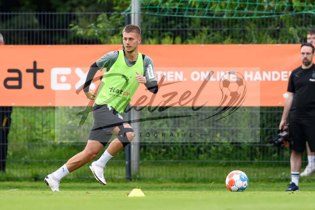 TRABMG20210719_017 | Fussball, Herren: Torben Muesel (Borussia Moenchengladbach) in Aktion, am Ball, Einzelaktion beim Training von Borussia Moenchengladbach waehrend des Trainingslagers auf dem Trainingsplatz am Hotel Klosterpforte am 19.07.2021 in Harsewinkel, Deutschland. - Realisiert mit Pictrs.com