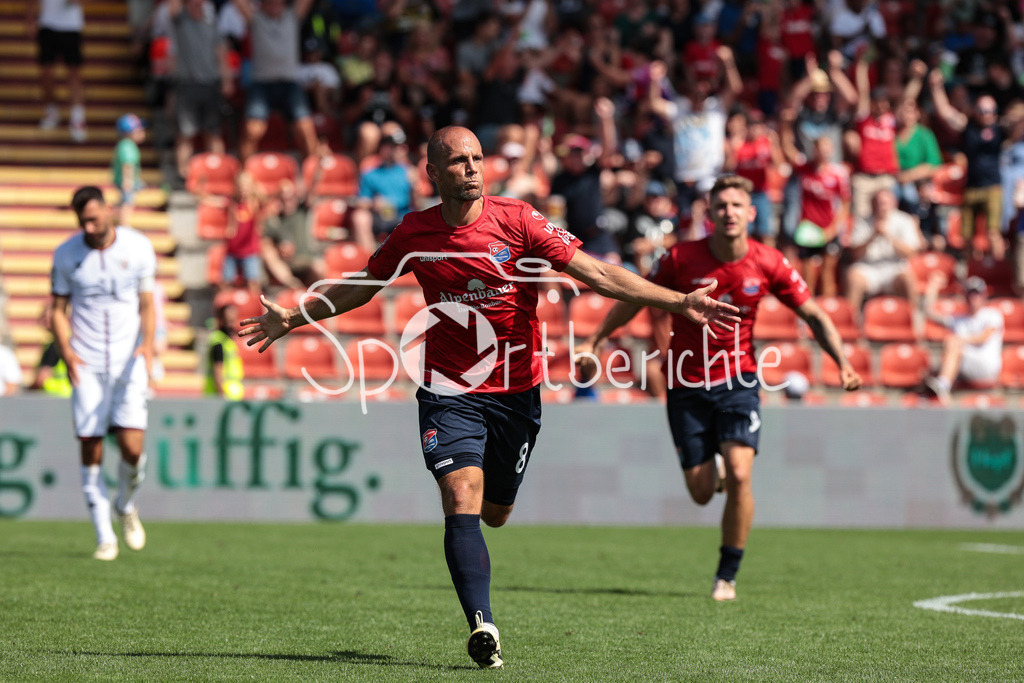 SpVgg Unterhaching - FC Ingolstadt | Manuel STIEFLER (UHG #8) jubelt nach seinem Traumtor zum 2-1 fuer die Spvgg / Tor / Treffer / Jubel / Freude / Torschuetze