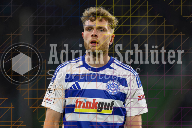MSV Duisburg vs Rot-Weiss Essen - 3. Liga | Duisburg, Deutschland, 26.10.25:   Steffen Meuer (MSV Duisburg) schaut waehrend des Spiels der 3. Liga MSV Duisburg vs Rot-Weiss Essen in der schauinsland-reisen-arena(Foto von Brauer-Fotoagentur / Adrian Schlueter)