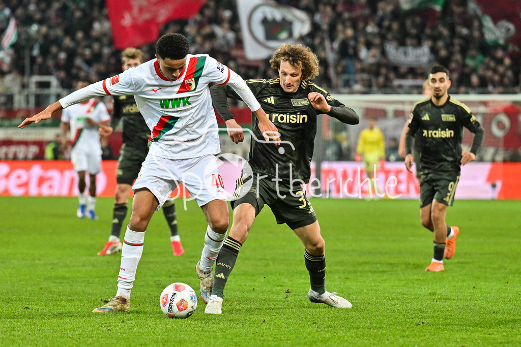 FC Augsburg - 1. FC Union Berlin | AUGSBURG, GERMANY - 15. JANUARY: im Duell Noahkai BANKS (FC Augsburg 40) und Alex KRAL (Union Berlin 33) während dem Bundesligamatch zwischen dem FC Augsburg und dem 1. FC Union Berlin am 17. Spieltag in der WWK-Arena / DFL REGULATIONS PROHIBIT ANY USE OF PHOTOGRAPHS AS IMAGE SEQUENCES AND/OR QUASI-VIDEO
