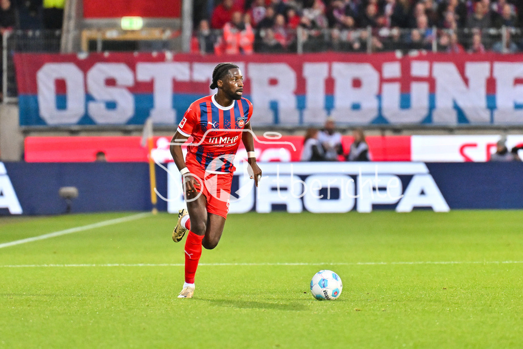1. FC Heidenheim - SV Elversberg 07 | am BAll Omar Haktab TRAORE (Heidenheim 23) / Einzelfoto / Freisteller / Relegation Bundesliga: 1. FC Heidenheim - SV Elversberg 07, Voith-Arena am 22.05.2025 / DFL REGULATIONS PROHIBIT ANY USE OF PHOTOGRAPHS AS IMAGE SEQUENCES AND/OR QUASI-VIDEO
