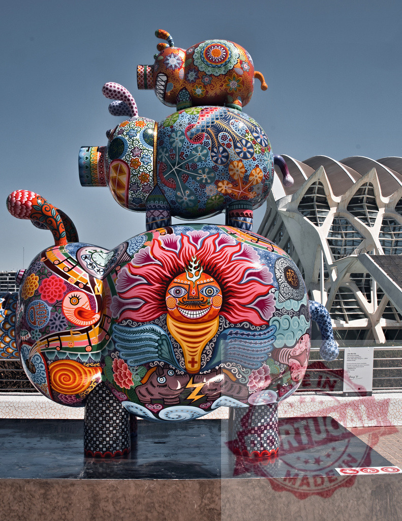 Colorful stack of pigs sculpture by Hung Yi | Three colorful ornate pigs stacked as a public art sculpture in Valencia - Realisiert mit Pictrs.com
