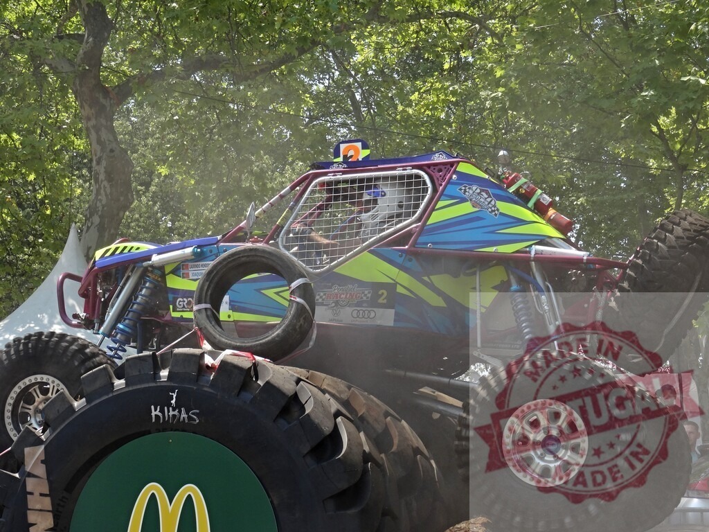 Buggy racing on challenging off-road track during competition | Professional driver competing in off-road buggy race, navigating challenging terrain and kicking up dust - Realisiert mit Pictrs.com