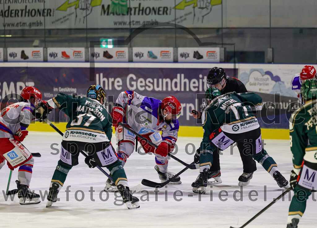 2025-11-30_071_TSV_Erding_gegen_EC_Peiting | Erding, Deutschland, 30.11.2025:Eishockey, Oberliga Süd 2025 / 2026, 22. Spieltag, TSV Erding gegen EC Peiting, Endergebnis: 5:1Thomas Matheson (Erding Gladiators, #37), Lukas Gohlke (EC Peiting, #22), Philipp Michl (Erding Gladiators, #77)Foto: Christian Riedel / fotografie-riedel.net