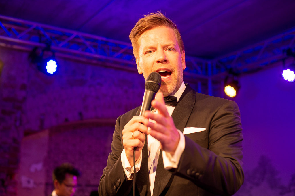 Tom Gaebel & His Trio | Tom Gaebel & His Trio im Forte Belvedere Leisnig zum Festival Hallo Leisnig 2022. - Realisiert mit Pictrs.com