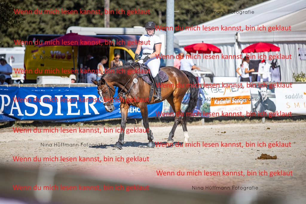 BK1A8110 | Turnierbilder Turnierfotos Nina Hüffmann Turnierfotografie Pferdefotografie Tierzeichnung Haustierzeichnung Pferdezeichnung Hundezeichnung Videograf  - Realisiert mit Pictrs.com