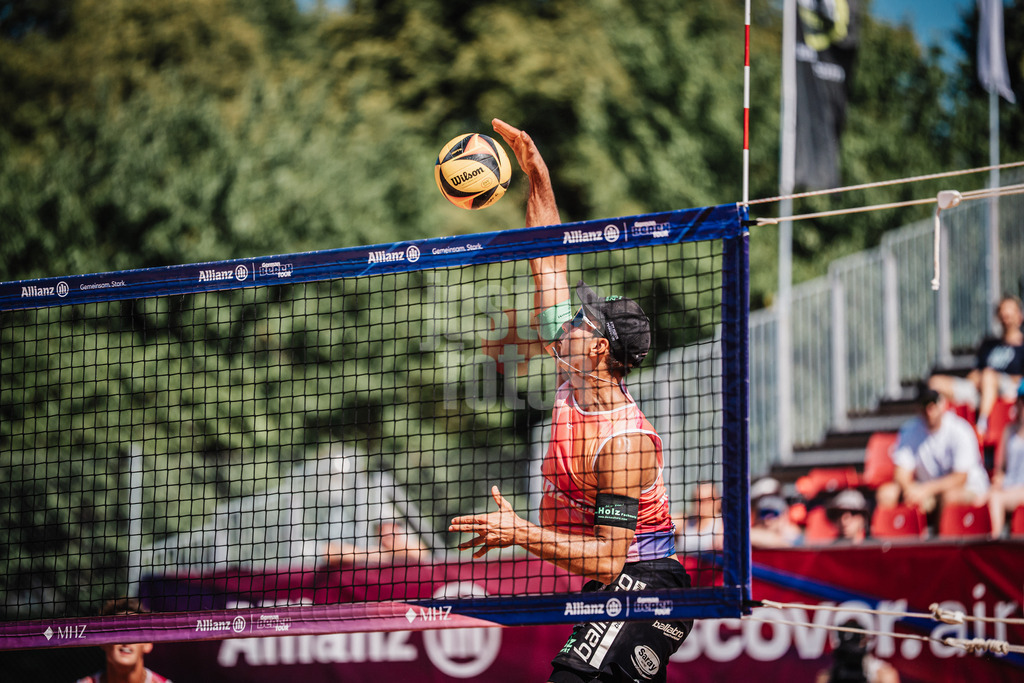 Beachvolleyball | Männer | Allianz German Beach Tour 2025 | Tourstop München | 05.07.2025 | Kim Huber beim Angriff