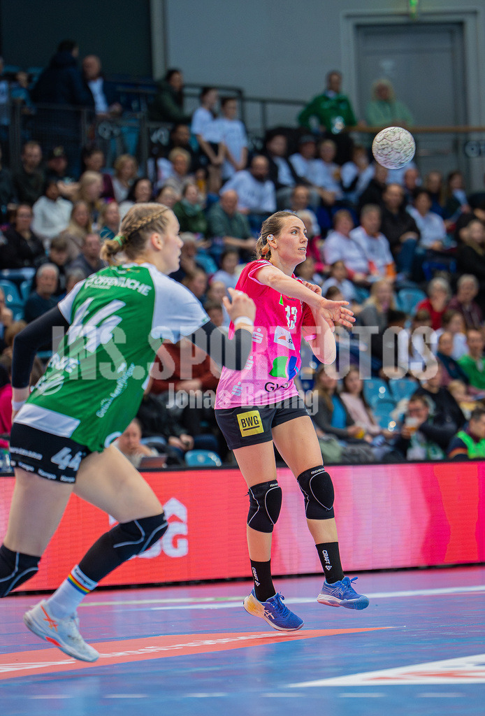 Handball I Frauen I Saison 2025-2026 I 1. HBF I 15. Spieltag I VFL Oldenburg - SV Union Halle-Neustadt 0079 | Madeleine Östlund (13, SV Union Halle-Neustadt) - Realisiert mit Pictrs.com