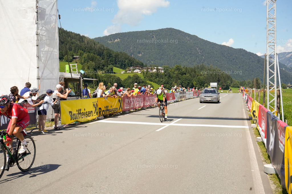 733_20230817_Bewerb_Maenner_Muehlanger | AUT - OESTERREICH, 2023-08-16: SPORT RENNRAD-FAHREN - 55. INTERNATIONALER RADWELTPOKAL IN ST. JOHANN IN TIROL  - Vintage-Radrennen mit WM-Bronze-Medaillen-Siegerin Christina Schweinberger, den Teilnehmer und Alexander Baumann (vom Orginastions-Team) - TAG 2 BEWERB MAENNER IN SECHS GRUPPEN  ; Foto: Roland Muehlanger
