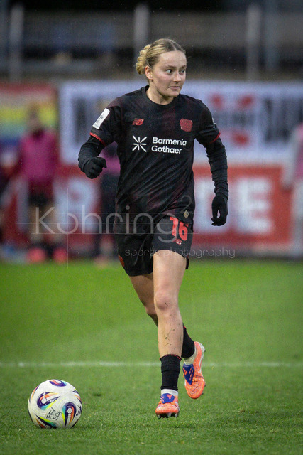Frauen Fußball-Bundesliga; Bayer 04 Leverkusen - RB Leipzig, 06.12.2025 | Sofie Zdebel (Bayer 04 Leverkusen, 16); Bayer 04 Leverkusen - RB Leipzig an Spieltag 12 der Google Pixel Frauen-Bundesliga am 06.12.2025 im Ulrich-Haberland-Stadion in Leverkusen (Nordrhein-Westfalen). DFL REGULATIONS PROHIBIT ANY USE OF PHOTOGRAPHS AS IMAGE SEQUENCES AND/OR QUASI-VIDEO.
