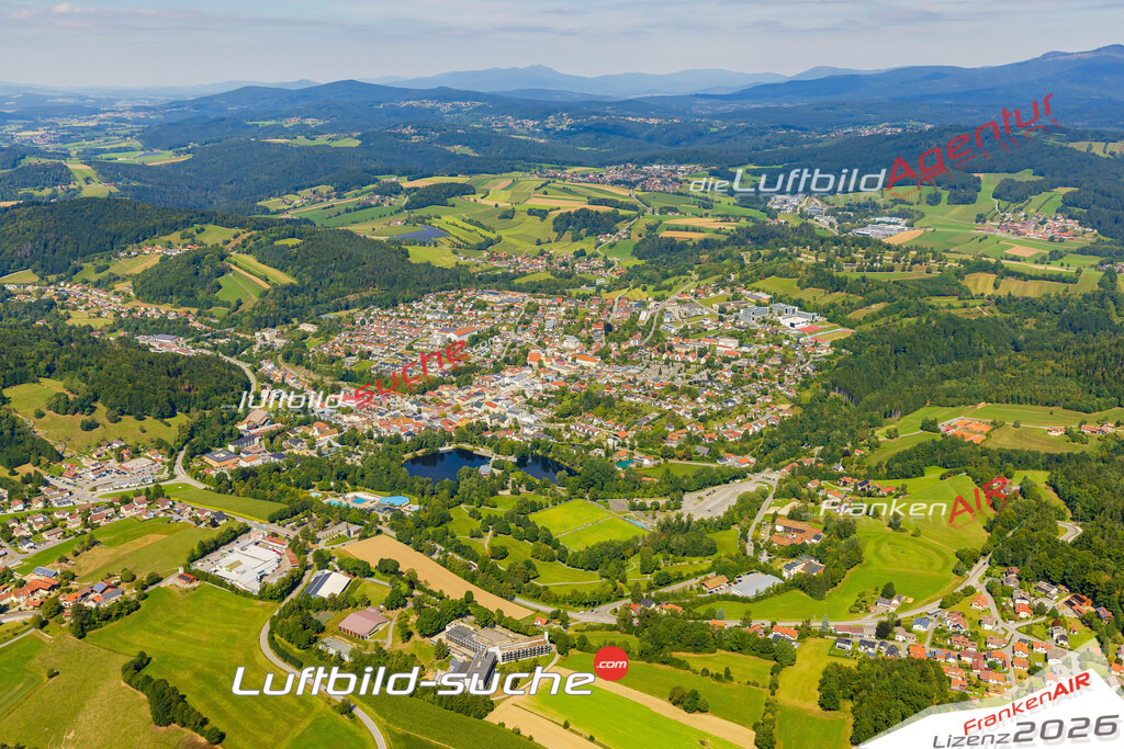 Luftaufnahme von Grafenau - Die Luftaufnahme wurde 2025 vom UL-Flugzeug heraus erstellt ( keine Drohne ) - Hochauflösende Luftaufnahme - für professionelle Ausdrucke geeignet. Die Geschenkidee !Mit Lizenz und Bildrechte bestellbar