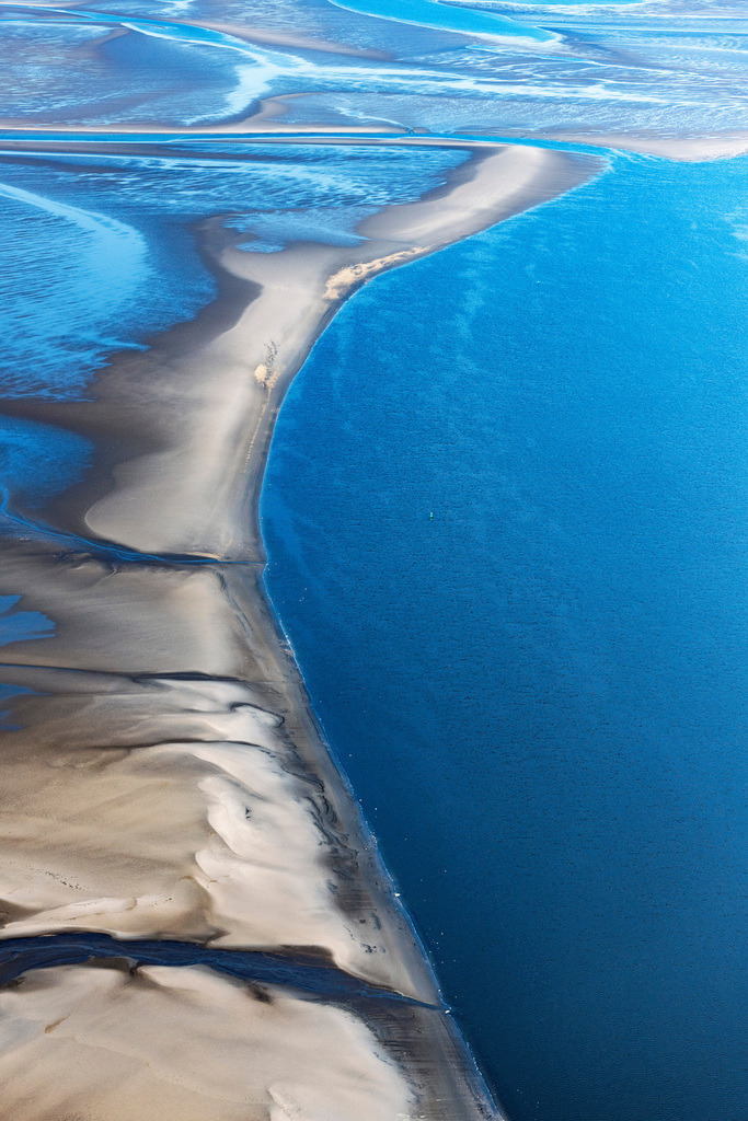 dr__0057089.jpg | SANKT PETER-ORDING 18.09.2020 Sandbank- Landfläche in der Meeres- Wasseroberfläche der Nordsee in Tating im Bundesland Schleswig-Holstein. // Sandbank- forest area in the sea water surface of North Sea in Tating in the state Schleswig-Holstein. Foto: Daniel Reiter