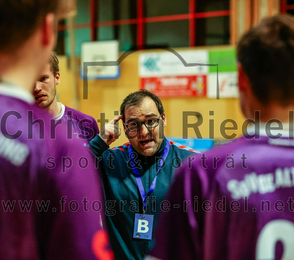 2023-11-26_080_SpVgg_Altenerding_gegen_TSV_1861_Mainburg | Erding, Deutschland, 26.11.2023:
Handball, Bezirksoberliga Männer 2023 / 2024, 9. Spieltag, SpVgg Altenerding gegen TSV 1861 Mainburg, Endergebnis: 34:20

Ferdinand Menzel (SpVgg Altenerding, #75), Trainer Simon Klawe (Spvgg Altenerding)

Foto: Christian Riedel / fotografie-riedel.net