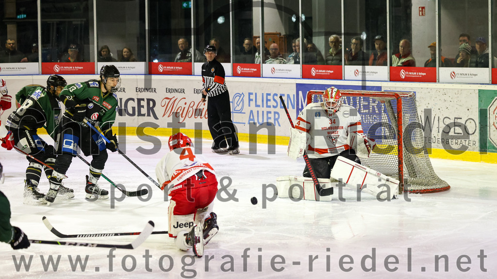 2023-03-19_094_TSV_Erding_gegen_TEV_Miesbach | Erding, Deutschland, 19.03.2023:
Eishockey, Bayernliga Playoffs 2022 / 2023, Halbfinale, TSV Erding gegen TEV Miesbach, Endergebnis: 

Michael Franz (Erding Gladiators, #13), Johannes Bacher (TEV Miesbach, #4), Timon Ewert (TEV Miesbach, #34)

Foto: Christian Riedel / fotografie-riedel.net