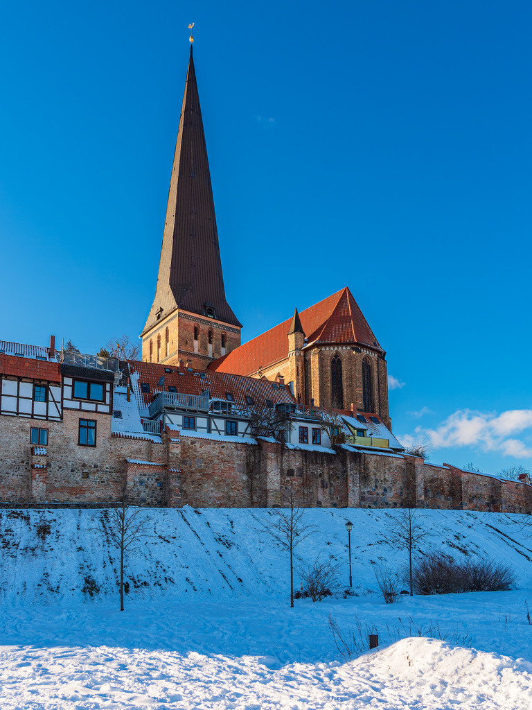 Blick auf die Petrikirche im Winter in der Hansestadt Rostock | Blick auf die Petrikirche im Winter in der Hansestadt Rostock.