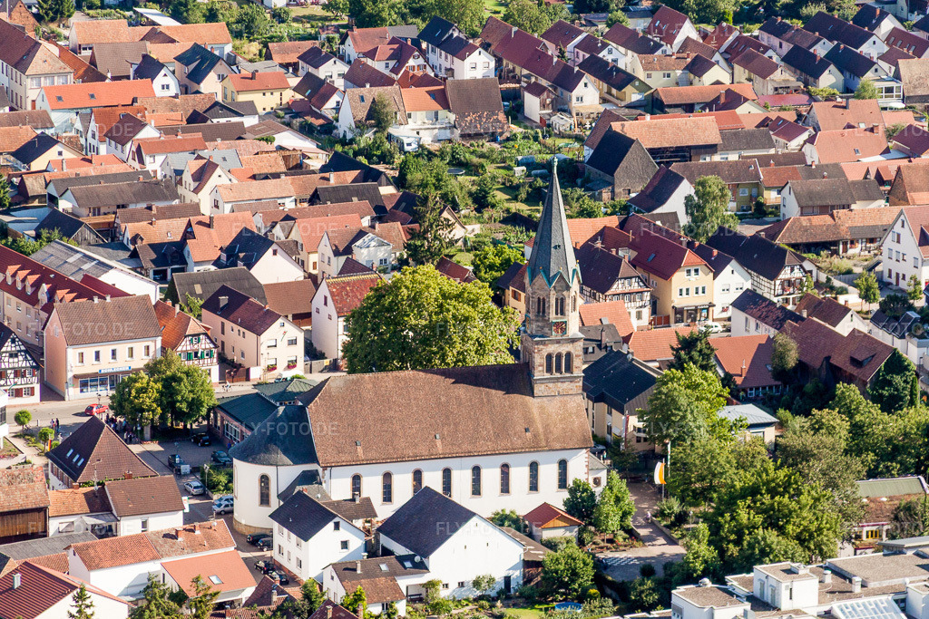 Luftbild: Kirchengebäude in Rülzheim im Bundesland Rheinland-Pfalz in Deutschland. Foto: IMG_30734.jpg vom 31.07.2010 durch Werner Riehm/FLY-FOTO.de