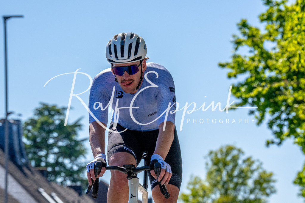 Spurt in den Mai 2026 - Großer Preis der Sparkasse Neuss | Annual one-day road cycling race "Großer Preis der Sparkasse Neuss" held in Büttgen, Germany, organized by VfR Büttgen 1912 e.V. The event features multiple races across all age categories from U11 youth to Elite men. - Realisiert mit Pictrs.com