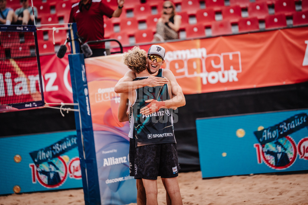 Beachvolleyball | Männer | Allianz German Beach Tour 2025 | Tourstop München | 10.07.2025 | v.l. Tamo Wüst und Tristan Fröbel jubeln nach dem Sieg