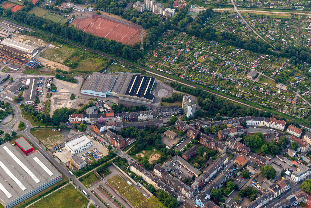Gebäude und Produktionshallen auf dem Werksgelände Ehmer+Sonntag zwischen Ahlmannshof und Kleingärtnerverein Emschertal e.V | Luftbild: Gebäude und Produktionshallen auf dem Werksgelände Ehmer+Sonntag zwischen Ahlmannshof und Kleingärtnerverein Emschertal e.V im Ortsteil Bismarck in Gelsenkirchen im Bundesland Nordrhein-Westfalen in Deutschland. Foto: IMG_008346.jpg vom 19.07.2020 durch Werner Riehm/FLY-FOTO.de - Realisiert mit Pictrs.com
