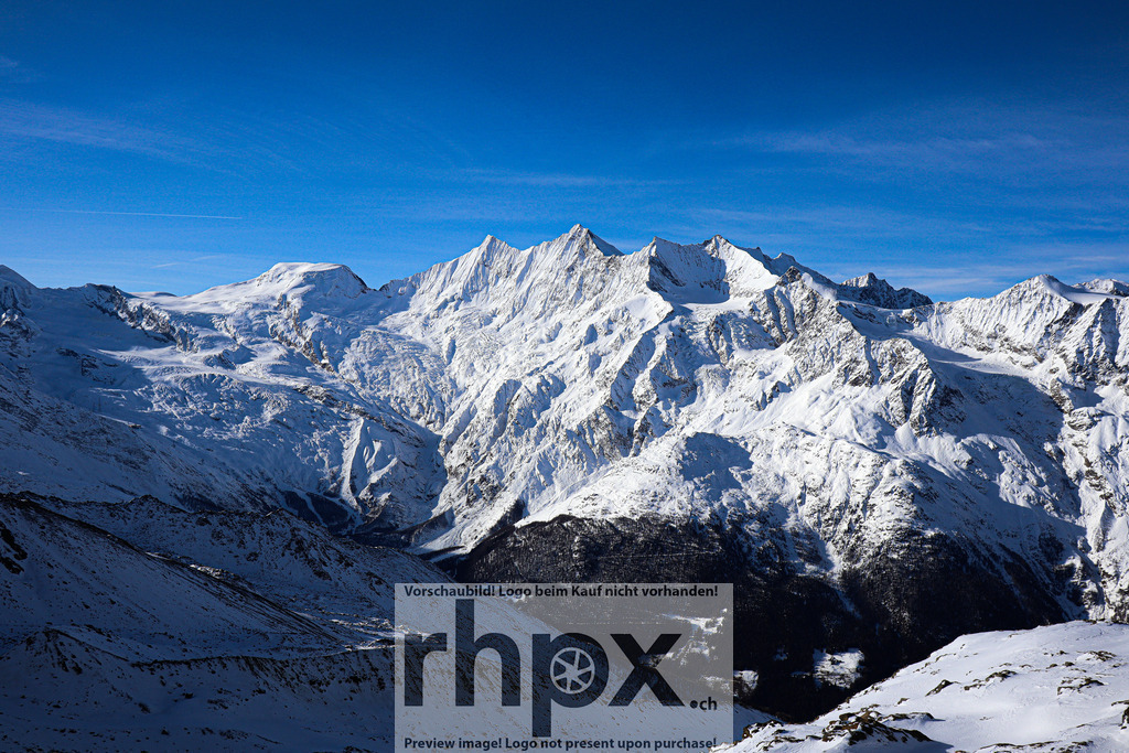 Dom, Lenzspitze, Nadelhorn & Ulrichshorn | <p><strong>Gipfel. Gletscher. Ewigkeit.</strong></p><p>Die majestätische Mischabelgruppe präsentiert sich in ihrer vollen alpinen Pracht unter einem strahlend blauen Himmel. Dom, Lenzspitze, Nadelhorn und Ulrichshorn formen eine imposante Kulisse aus Fels und ewigem Eis, die die wilde Schönheit des Wallis perfekt einfängt.</p><p>Wähle unter "Produktauswahl" dein Wunschformat: Vom klassischen Wandbild über Puzzle & Tassen bis zum digitalen Download (z.B. als Handy-Hintergrund).</p><br> - Realisiert mit Pictrs.com