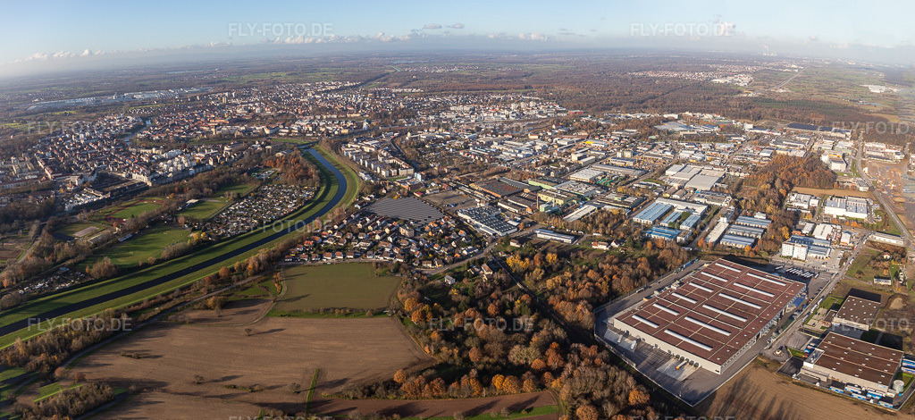 Luftbild: Firmengelände der von Duvenbeck Rastatt, POLYTEC INDUSTRIELACKIERUNGEN GmbH & Co.KG und TI Automotive Technology Center GmbH mit Hallen, Firmengebäuden und Produktionsstätten in Rastatt im Bundesland Baden-Württemberg in Deutschland. Foto: IMG_119874-Pano.jpg vom 30.11.2019 durch Werner Riehm/FLY-FOTO.de – Auflösung des Originals: 7162 x 3290 px