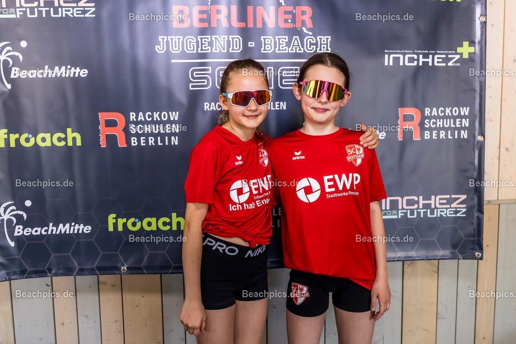 2025-200076204-Jugend-Beach-Serie-Fotobox | Pinar Atalay, Bundeskanzler Friedrich Merz 31.05.2025; Berlin Foto: Gerold Rebsch - www.beachpics.de