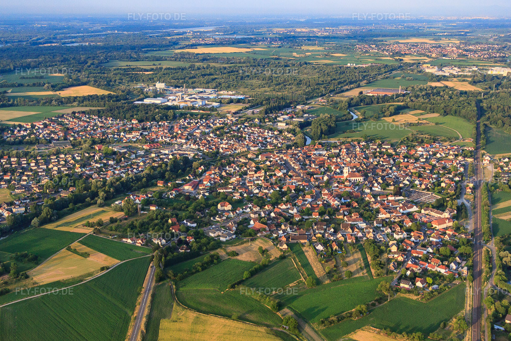 Luftbild: Ortsansicht aus Norden in Drusenheim im Bundesland Bas-Rhin in Frankreich.Foto: IMG_68017.jpg vom 19.06.2014 durch Werner Riehm/FLY-FOTO.deAuflösung des Originals: 4565 x 3043 px