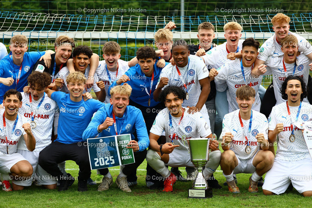 NH_JFVLübeckU19_HolsteinKielU19_SHFVLandespokal_29052025 | Die Holstein Kiel U19 bejubelt den Gewinn des Landespokals der A-Junioren.Fußball I Junioren I SHFV-Landespokal (A-Junioren) I Saison 2024-2025 I Finale I JFV Lübeck U19 - Holstein Kiel U19 I 29.05.2025 I Uwe-Seeler-Fußball-Park