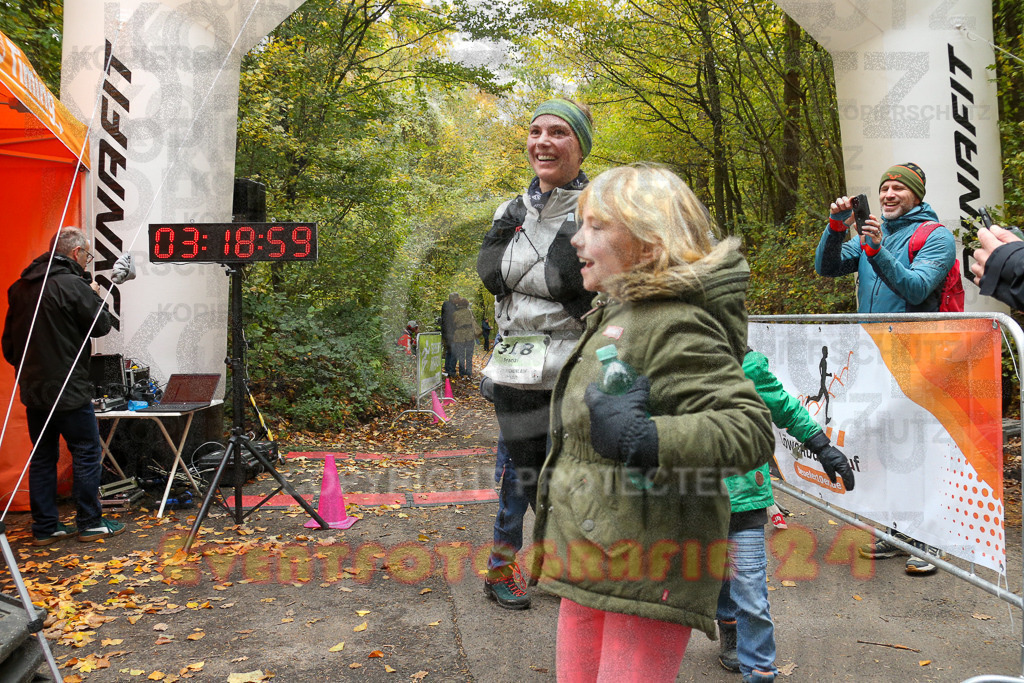 251026_1320_EX1_3233 | Sportfotografie im Rhein-Sieg Kreis, Köln, Bonn, NRW, Rheinland Pfalz, Hessen, etc. Unser Tätigkeitsfeld umfasst den Laufsport vom Volkslauf über den Marathon, Duathlon, Triathon bis zum Ultralauf wie Kölnpfad Ultra oder Schindertrail.