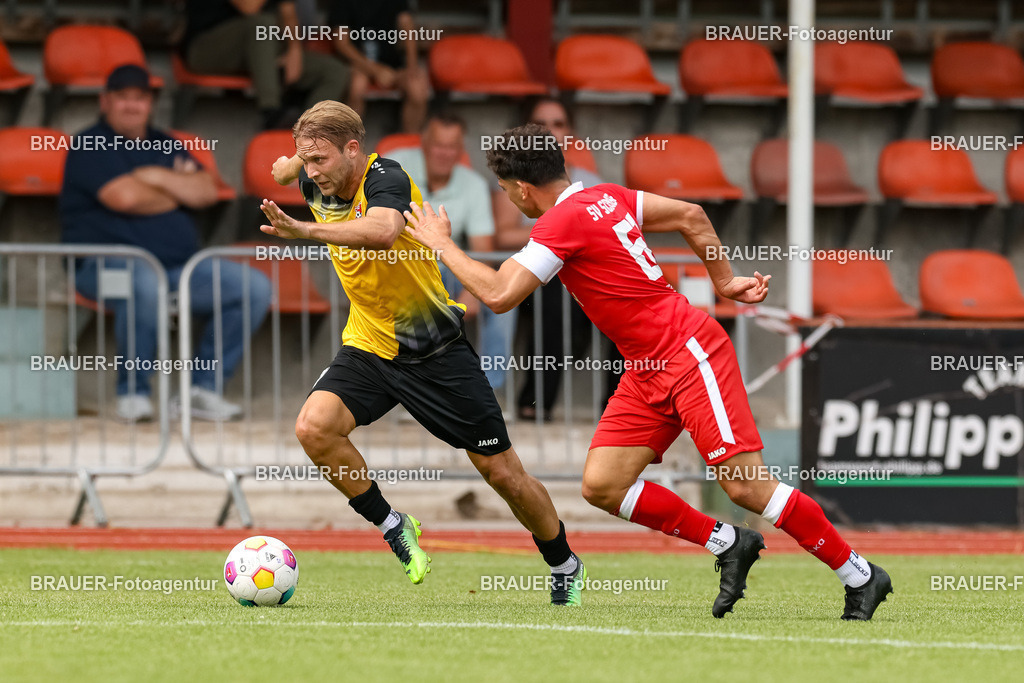 1_SVSKFC_20250726_0480.JPG -  - SV Schermbeck - KFC Uerdingen  - Testspiel | Schermbeck, Deutschland, 26.07.25: Alexander Lipinski (KFC Uerdingen) und Kerem Sengün (SV Schermbeck) im Kampf um den Ball während des Testspiel Spiels zwischen SV Schermbeck - KFC Uerdingen  in der Volksbank Arena am 26. July 2025 in Schermbeck, Deutschland. (Foto von Stefan Brauer/Brauer-Fotoagentur)