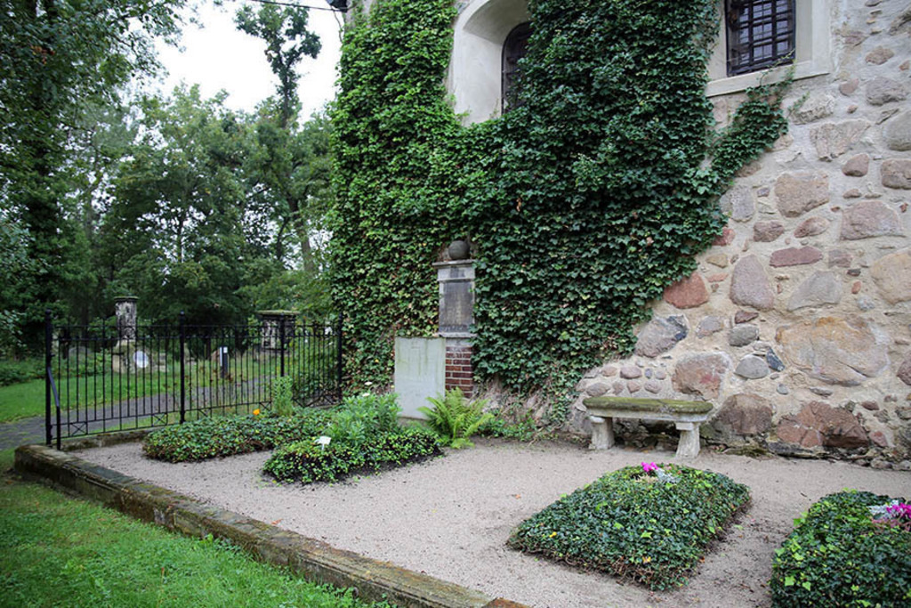 Foto: Leipzig - Friedhof Thekla | Das Team hinter BILDLEXIKON LEIPZIG bündelt historische wie aktuelle Informationen über die Stadt Leipzig in Text und Bild auf einer Plattform und stellt diese der interessierten Öffentlichkeit zur Verfügung.