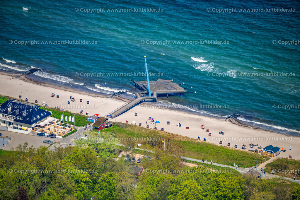 Hohwacht_Flunder_ELS_0320010524 | HOHWACHT (OSTSEE) 01.05.2024 Meeres-Küste der Ostsee in Hohwacht mit der Plattform "Flunder" im Bundesland Schleswig-Holstein. Weiterführende Informationen bei: Hohwachter Bucht Touristik GmbH. // Sea coast of the Baltic Sea in Hohwacht with the platform "Flounder" in the state of Schleswig-Holstein. Further information at: Hohwachter Bucht Touristik GmbH. Foto: Martin Elsen
